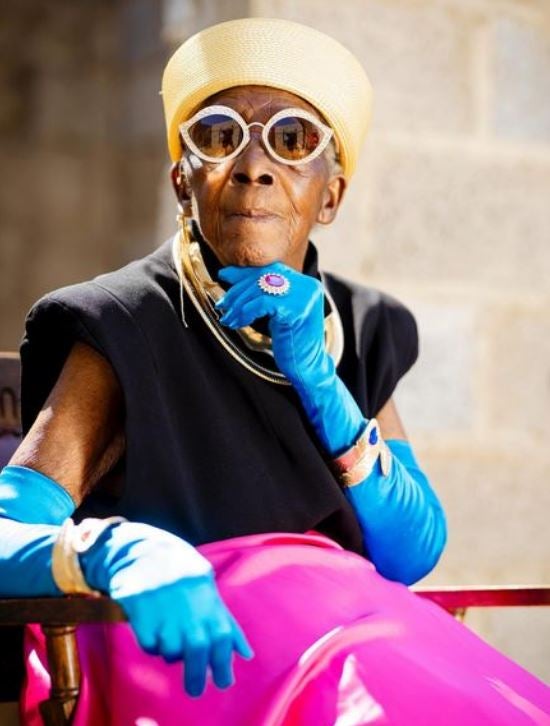 Margret, la abuela de Zambia que se ha convertido en un icono de estilo a sus 80 años