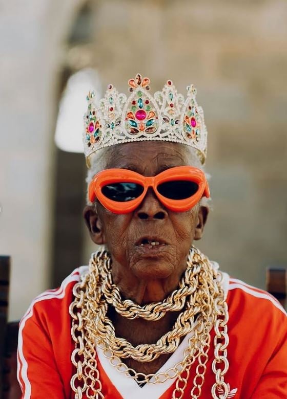 Margret, la abuela de Zambia que se ha convertido en un icono de estilo a sus 80 años