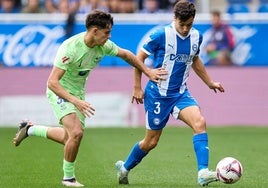 Manu Sánchez conduce el balón en el partido contra el Barcelona disputado en Mendizorroza.