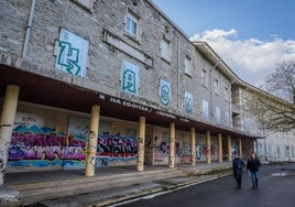 Las deterioradas instalaciones de la antigua clínica Arana, cerrada desde 2013.