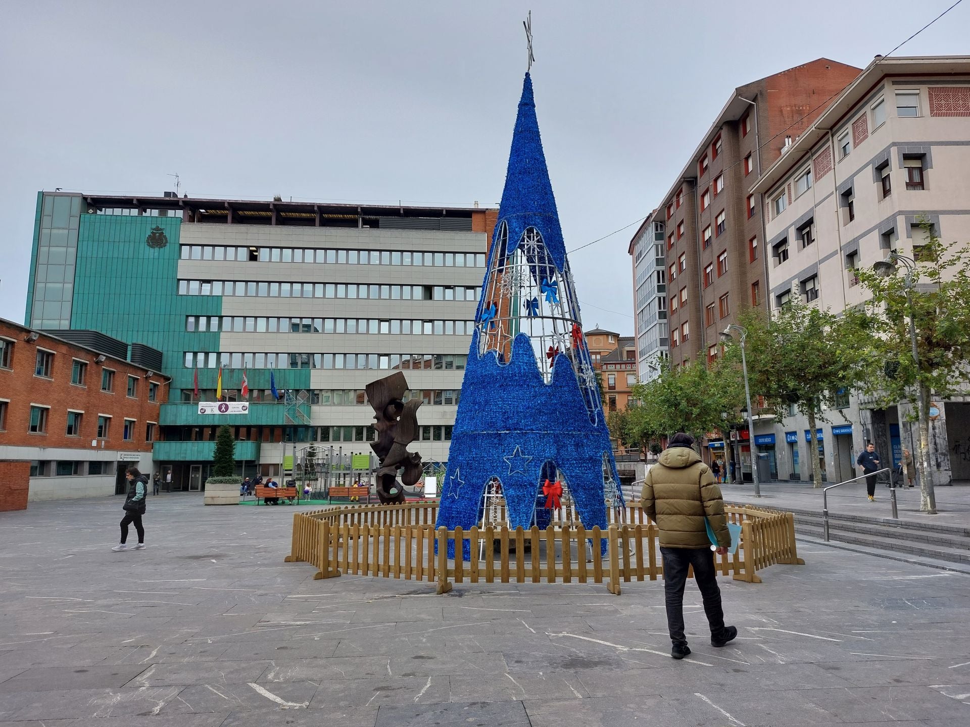 Imagen del árbol, de color azul, ya colocado en la Herriko Plaza.
