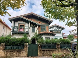 Una de las casas que el Gobierno vasco insta a proteger dentro del catálogo de patrimonio en el barrio de Las Arenas.