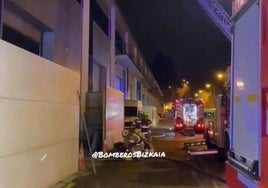 Tres pabellones y seis coches afectados en un incendio de madrugada en Alonsotegi