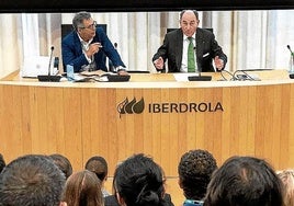 Ignacio Galán, junto a Jesús Martínez, director de financiación.