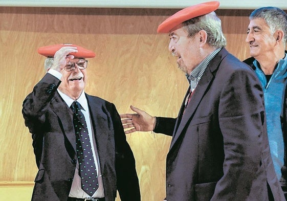 El sindicato entregó a los jueces Giménez y Belloch sendas txapelas rojas del uniforme de la Ertzaintza.