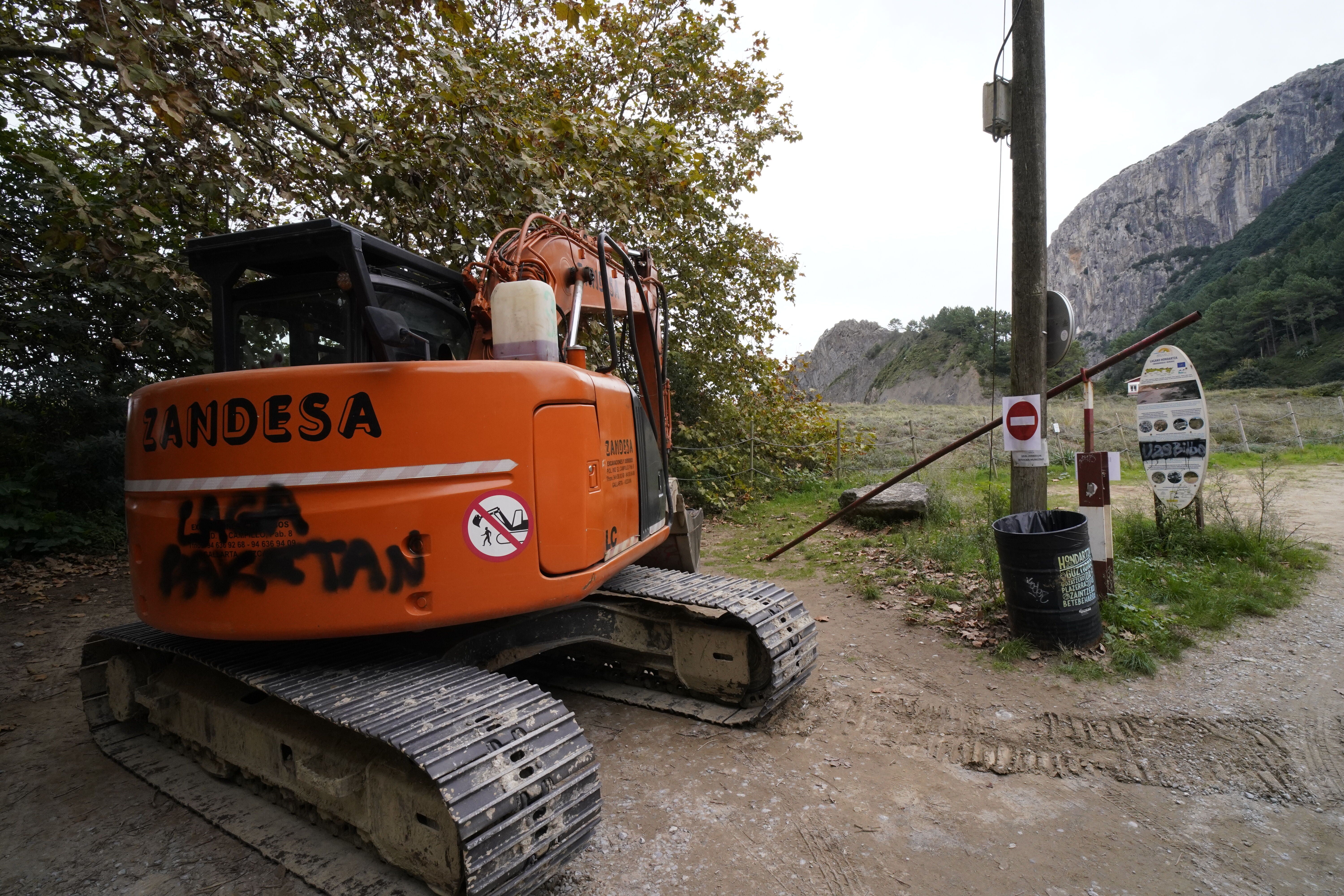 Máquina que fue objeto del sabotaje el pasado día 8 en la playa de Laga, en Ibarrangelu.