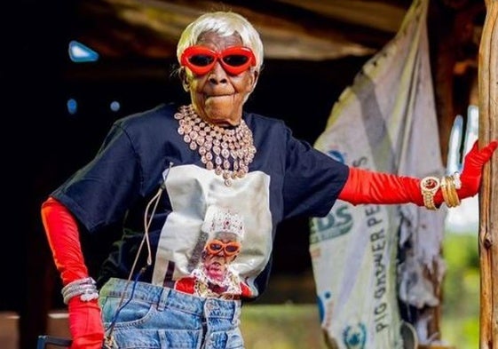 Margret Chola, la abuela de Zambia que se ha convertido en un icono de estilo a sus 80 años.