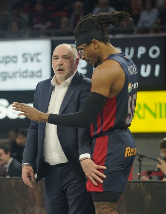 Pablo Laso escucha las explicaciones de Chima Moneke en el área técnica durante un choque en el Buesa Arena.