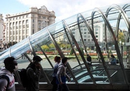 Pasajeros entrando a la estación de Metro Bilbao en la Plaza Moyua