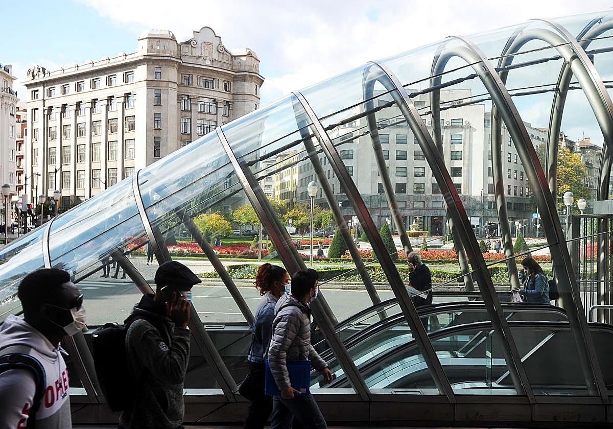 Pasajeros entrando a la estación de Metro Bilbao en la Plaza Moyua