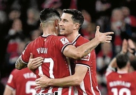 El capitán Óscar de Marcos (35 años) y Yuri Berchiche (34) celebran la última victoria del Athletic.