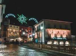 Imagen del Ayuntamiento de Lekeitio y de su entorno iluminado por Navidad.