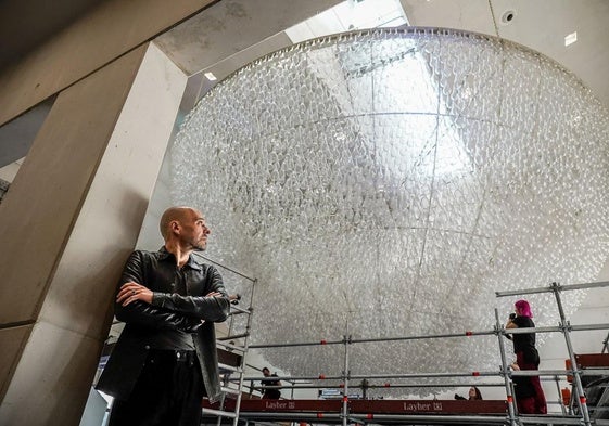 Javier Pérez, en el hall de Artium Museoa junto a su obra 'Un pedazo de cielo cristalizado' mientras se abrillan los vidrios.