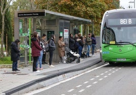 Pasajeros en una parada del BEI.