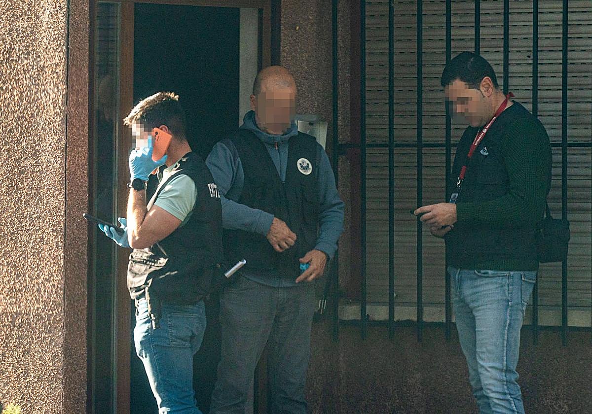 Agentes especializados de la Ertzaintza durante un registro a una vivienda anterior a estos hechos.