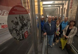 En septiembre se inauguró una exposicion de la Asociacion Excursionista Manuel Iradier en las rampas mecanicas del Casco viejo de Vitoria.