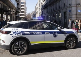 Un coche de la Policía Municipal patrulla porVitoria.