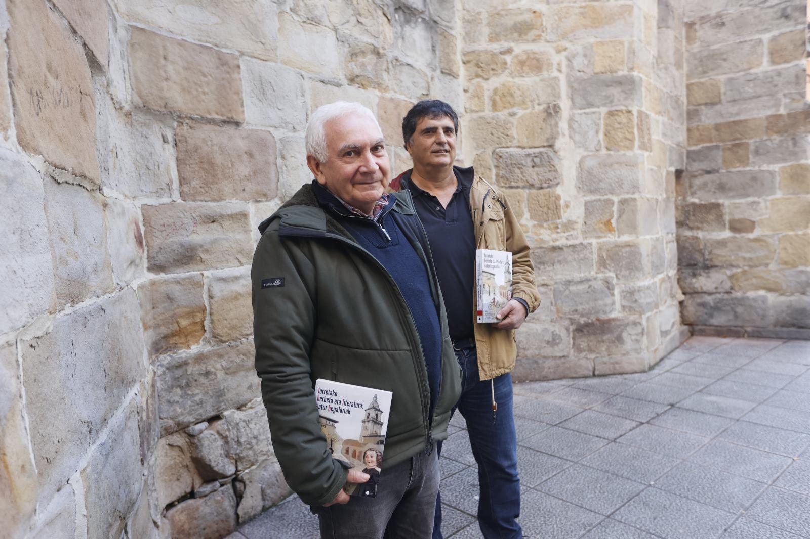 Joseba Sarrionandia eta Xabier Boveda, Bilboko Kafe Antzokian bere liburua aurkeztu aurretik.