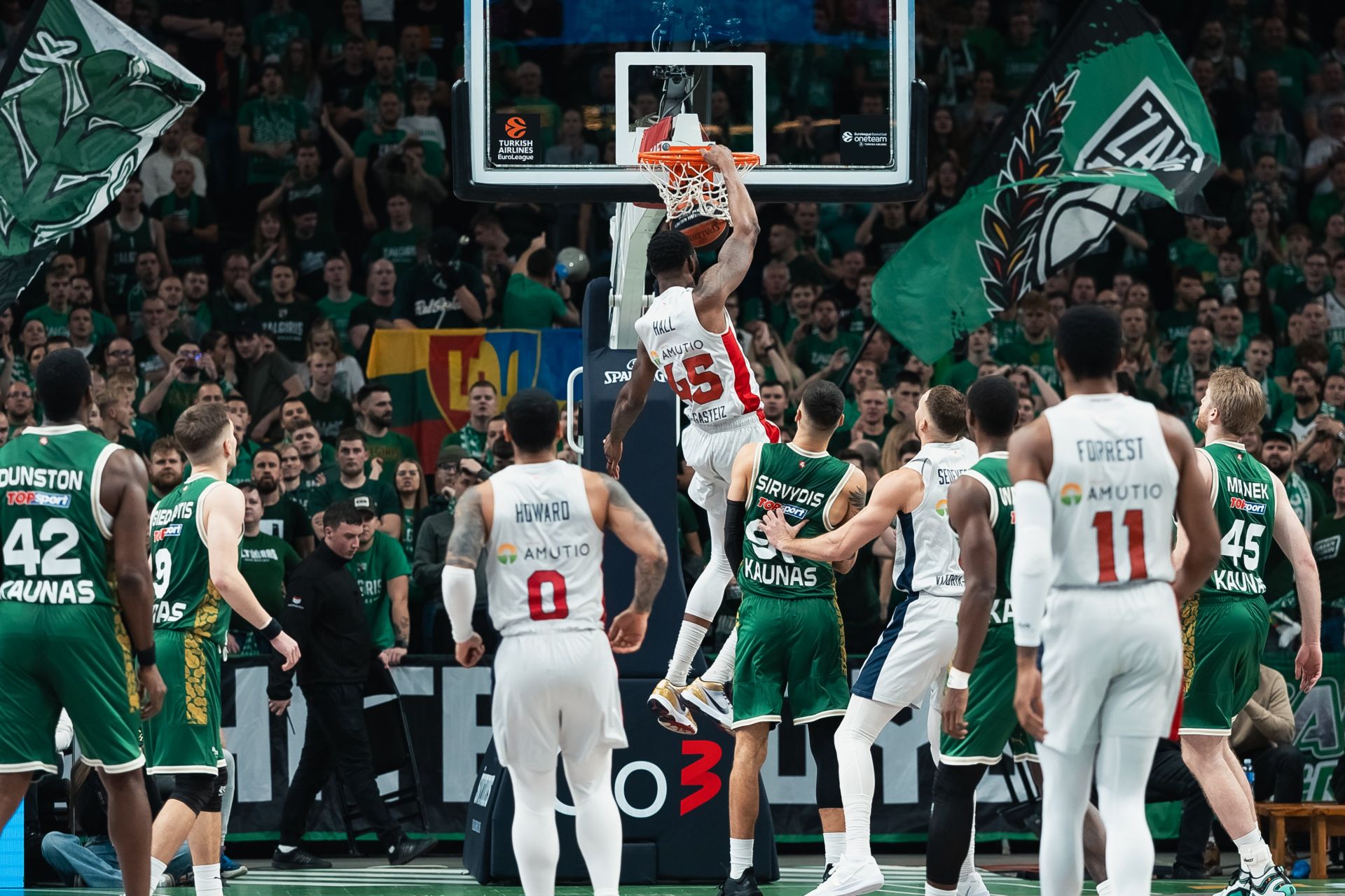 Donta Hall machaca la canasta del Zalgiris.