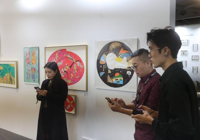 El equipo de Tsubaki Print Studio, de Taiwán, y sus coloristas obras.