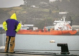 Buque que transportaba agua potable de Santurtzi a Bermeo, en una imagen de 2022