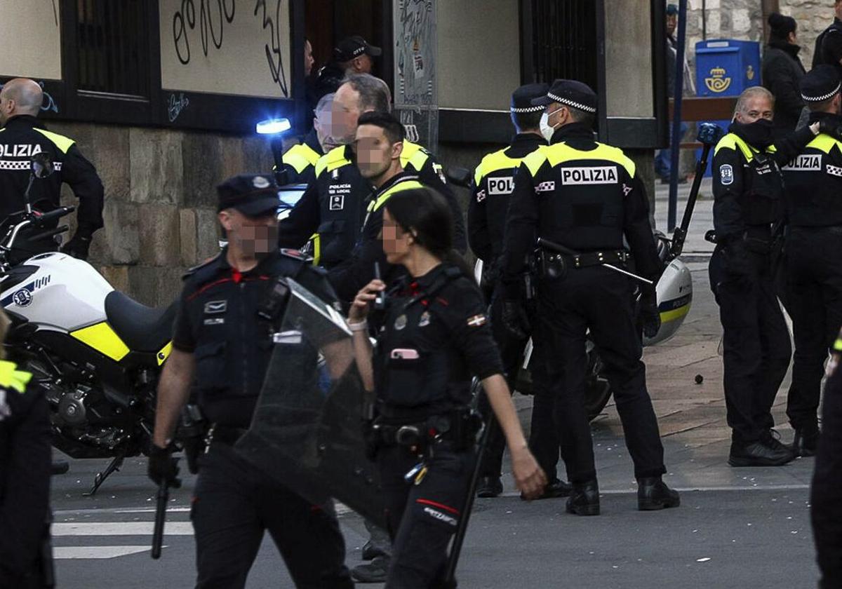 Agentes de la Policía Local y la Ertzaintza, en una intervención.