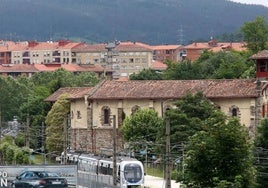 Estación de tren en el barrio de Zuhatzu, Galdakao.