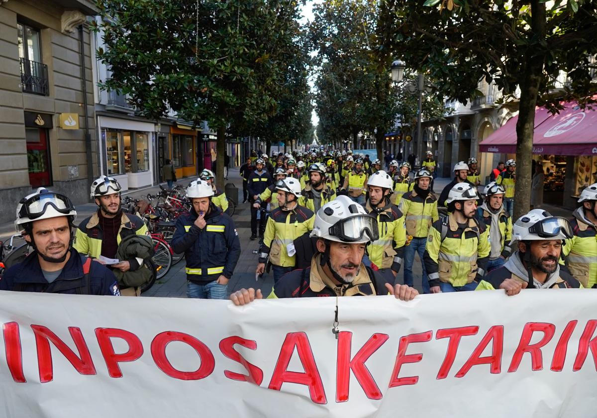 Un momento de la manifestación que protagonizaron ayer los bomberos forales.