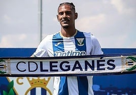 Sébastien Haller sostiene la bufanda del Leganés el día de su presentación como futbolista del equipo pepinero.