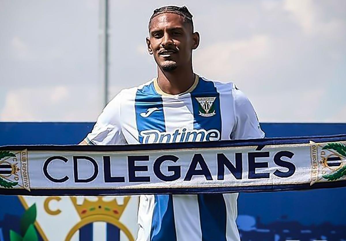 Sébastien Haller sostiene la bufanda del Leganés el día de su presentación como futbolista del equipo pepinero.