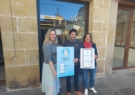 La fundadora de la empresa local 'We are clickers', Leire Legarreta y el presidente de Dendak Bai, Alex Palacios, presentaron esta herramienta tecnológica, junto a la concejala, Jesica Ruiz (PSE).