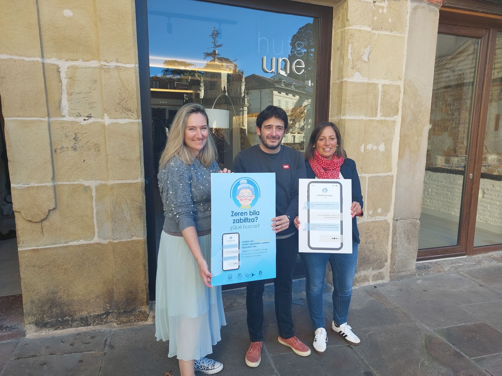 La fundadora de la empresa local 'We are clickers', Leire Legarreta y el presidente de Dendak Bai, Alex Palacios, presentaron esta herramienta tecnológica, junto a la concejala, Jesica Ruiz (PSE).