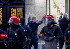 Descontrol, palos requisados y cargas contra los hinchas del Ajax antes del partido frente a la Real en San Sebastián