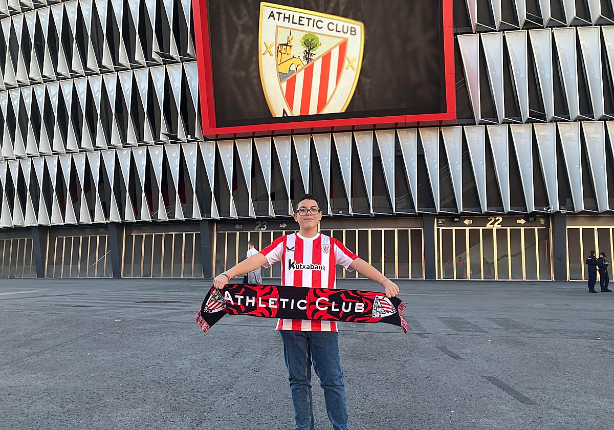 Claudio Fernández ante el estadio de San Mamés.