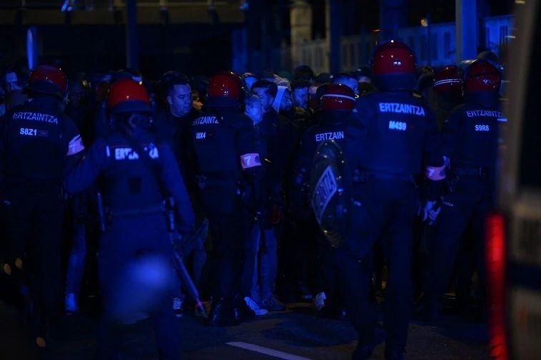 Descontrol, palos requisados y cargas contra los hinchas del Ajax antes del partido frente a la Real en San Sebastián