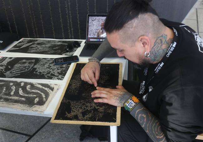 El artista chileno @Rata_VIrus muestra su técnica de granado.