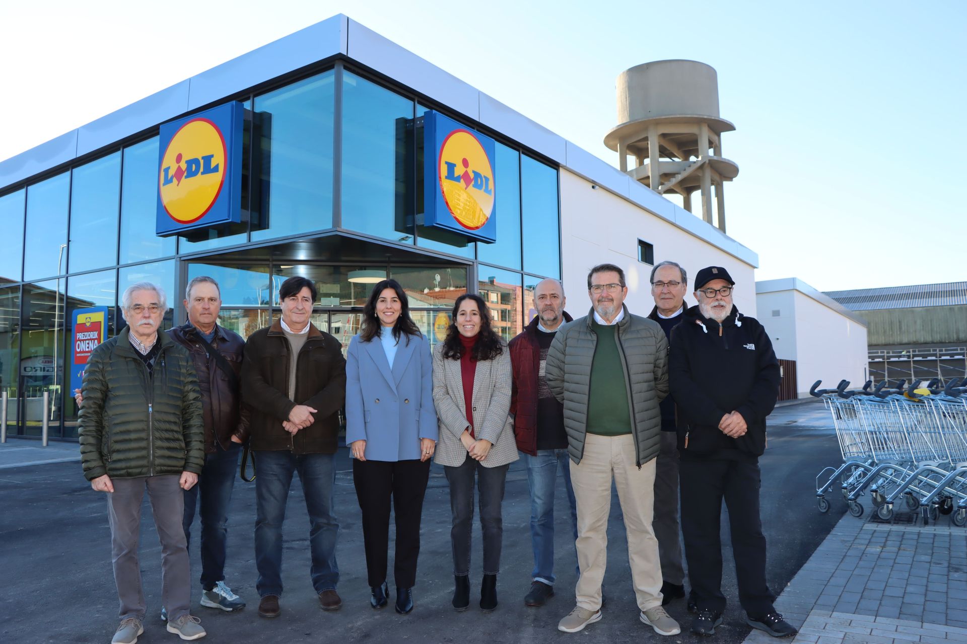 Garazi Devesa, directora de Lidl País Vasco, junto con otros responsables de Lidl, el vicealcalde de Gernika, Iñaki Gorroño, y miembros de la asociación Gernikazarra, en la inauguración del supermercado en Gernika.