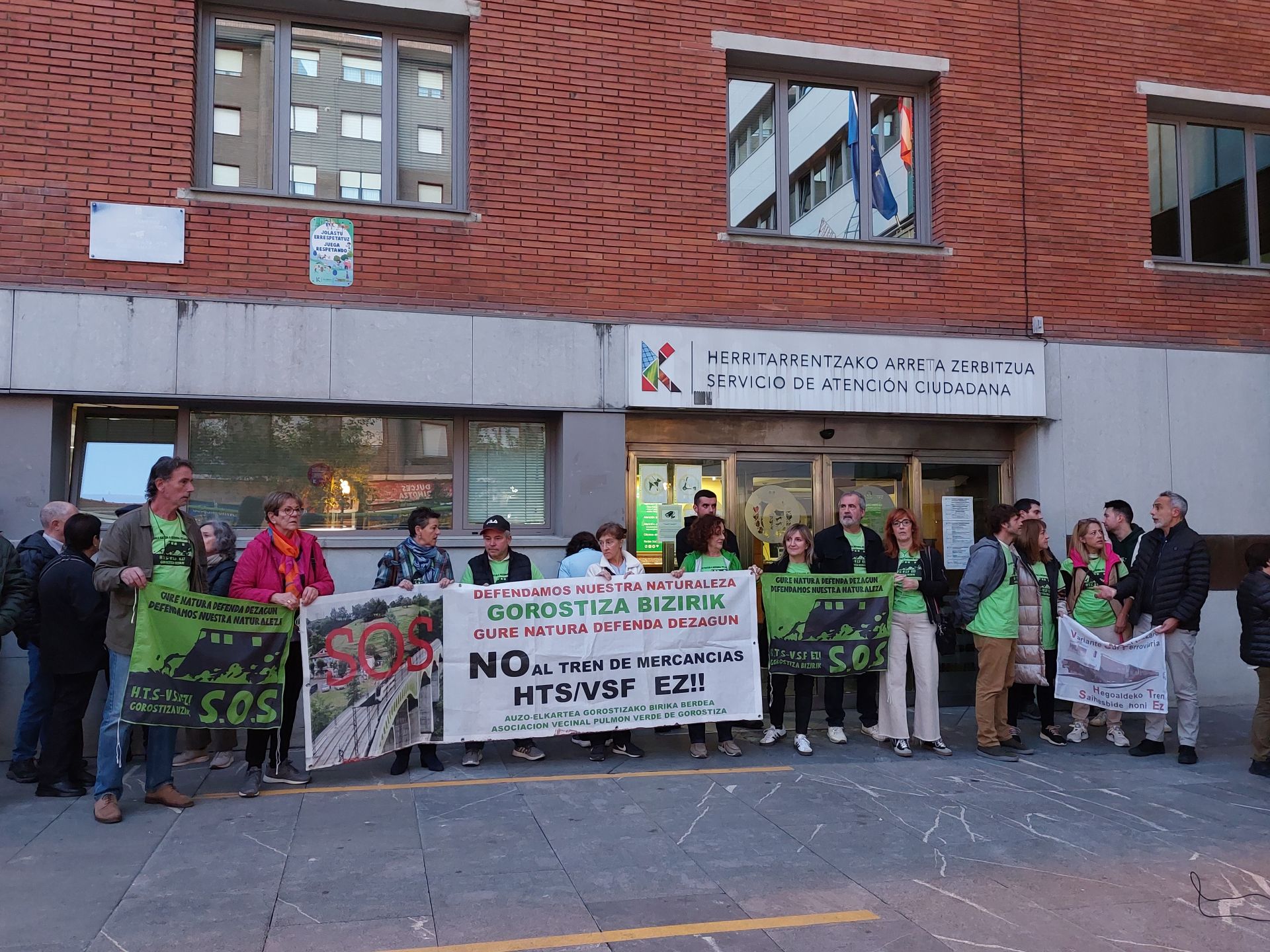 Vecinos de Barakaldo en la concentración de este jueves frente a las puertas del Ayuntamiento.