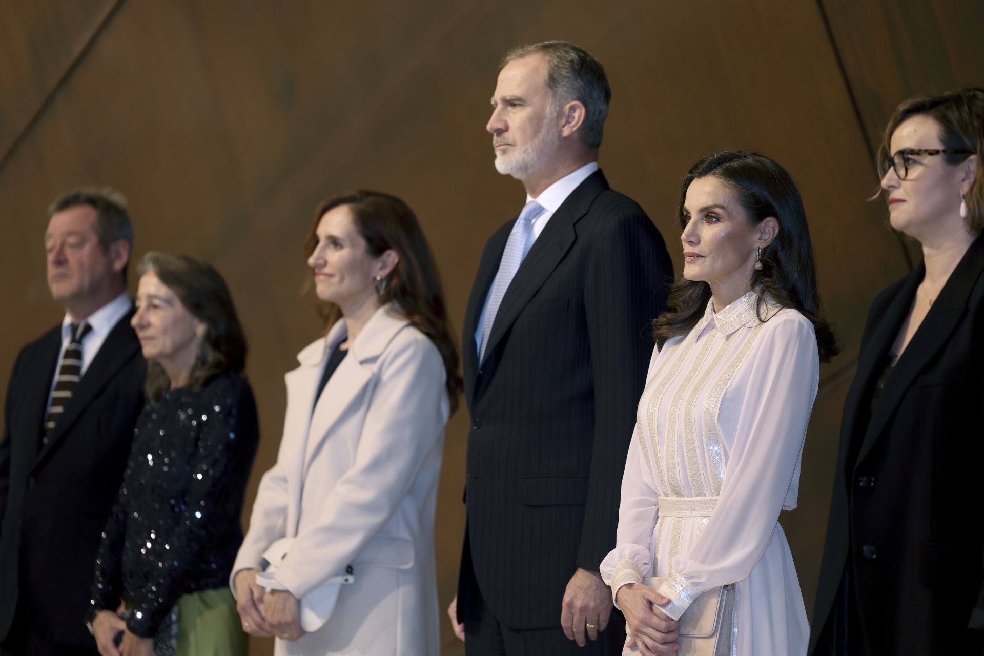 Letizia luce un look con lentejuelas y pendientes valencianos en su noche de ópera en Bilbao