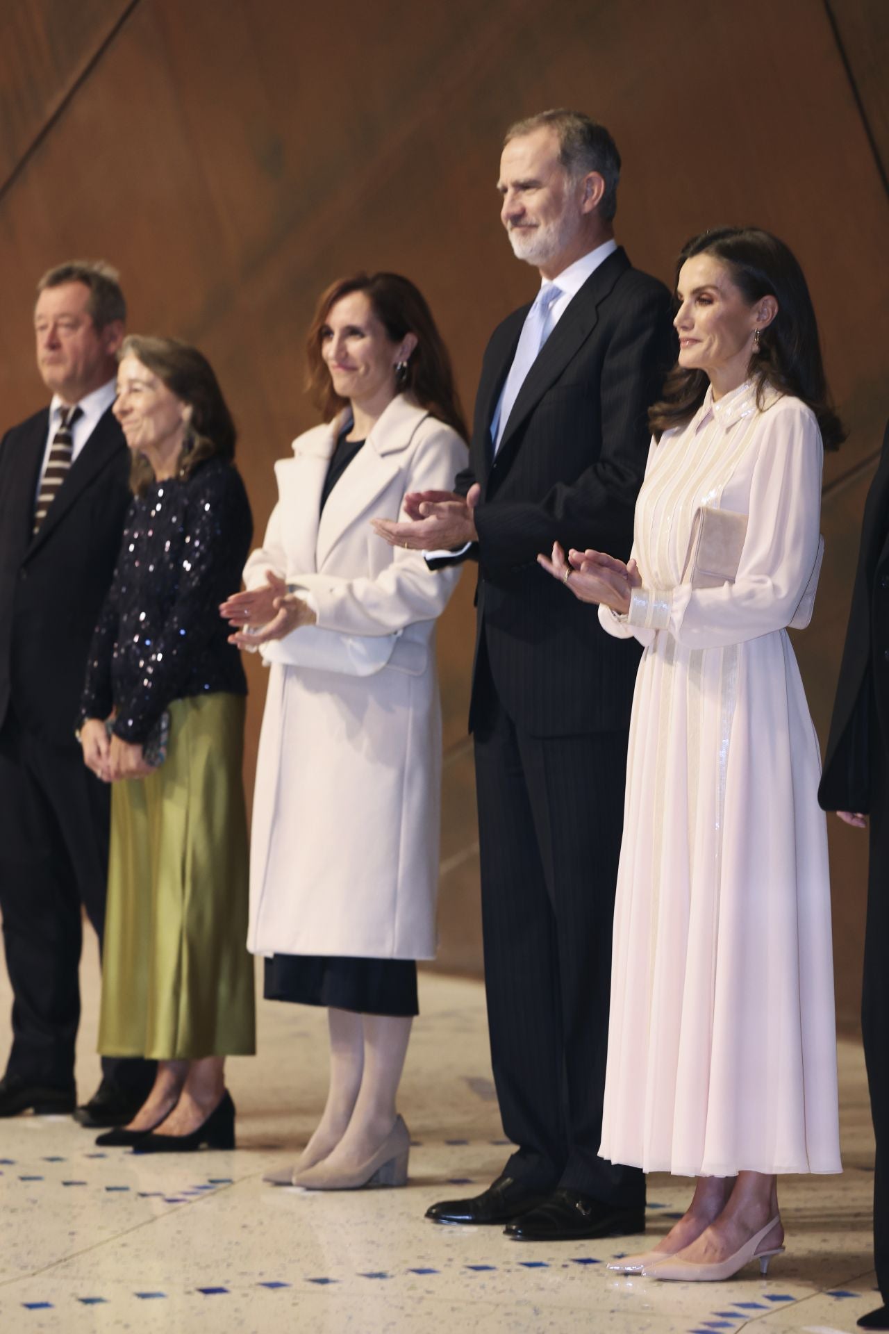 Letizia luce un look con lentejuelas y pendientes valencianos en su noche de ópera en Bilbao