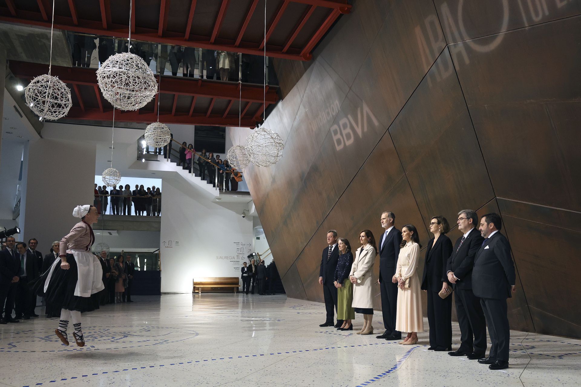 Letizia luce un look con lentejuelas y pendientes valencianos en su noche de ópera en Bilbao