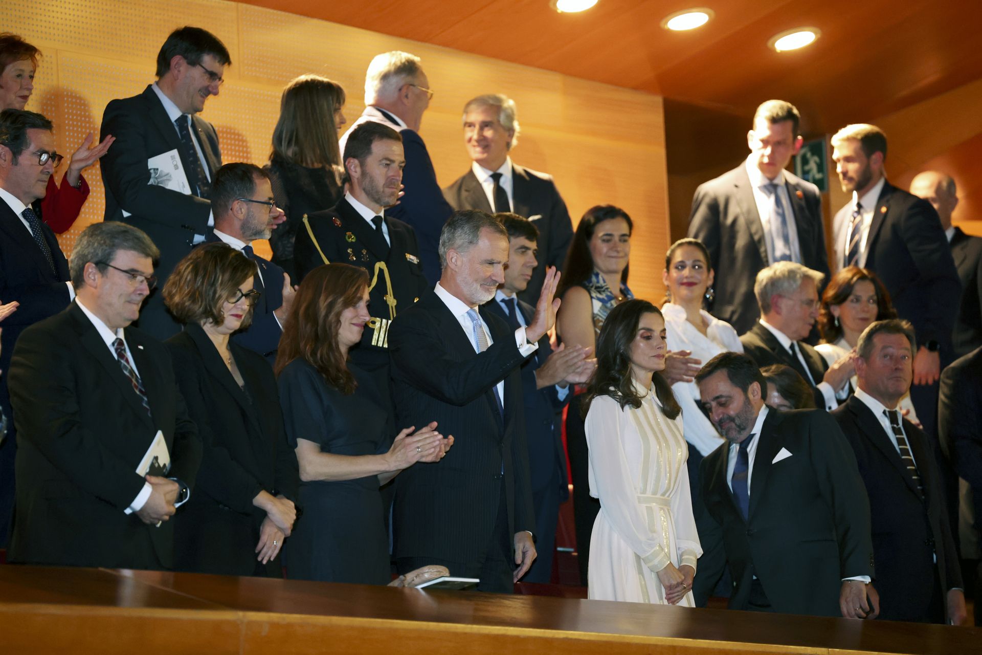 Letizia luce un look con lentejuelas y pendientes valencianos en su noche de ópera en Bilbao