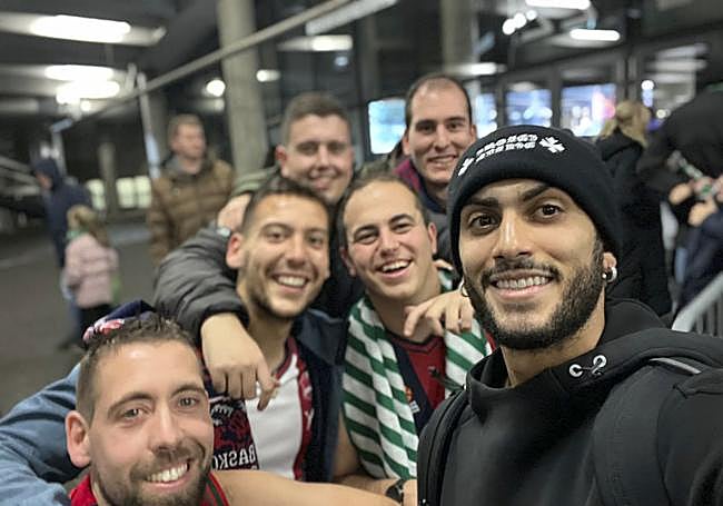 Howard fue de los muchos jugadores que se prestaron a sacarse fotos y firmar autógrafos.