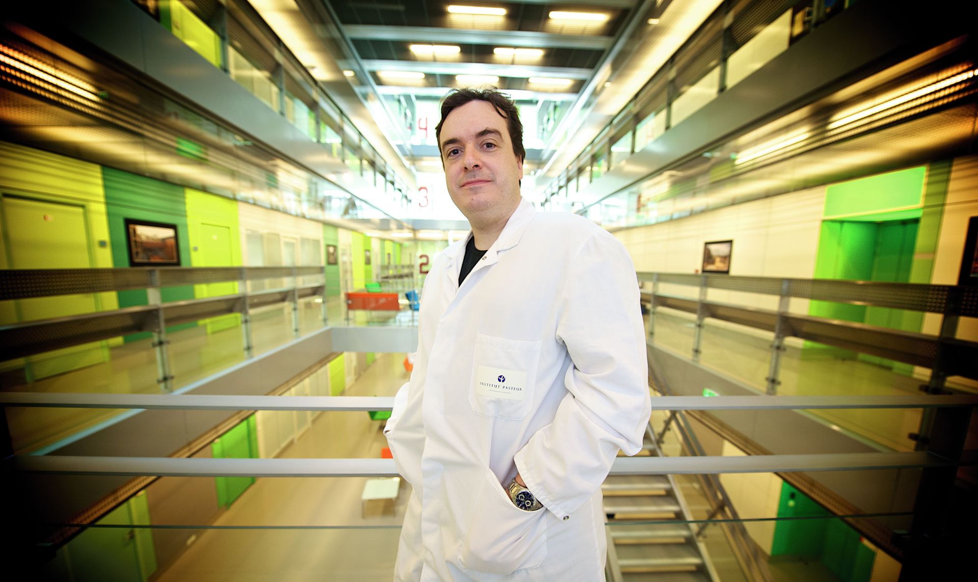 El bioquímico vasco Asier Sáez-Cirión, en las instalaciones del Instituto Pasteur, de París que dirige la premio Nobel Françoise Barré-Sinoussi.