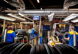 Operarios en la factoría de la Avenida del Cantábrico.