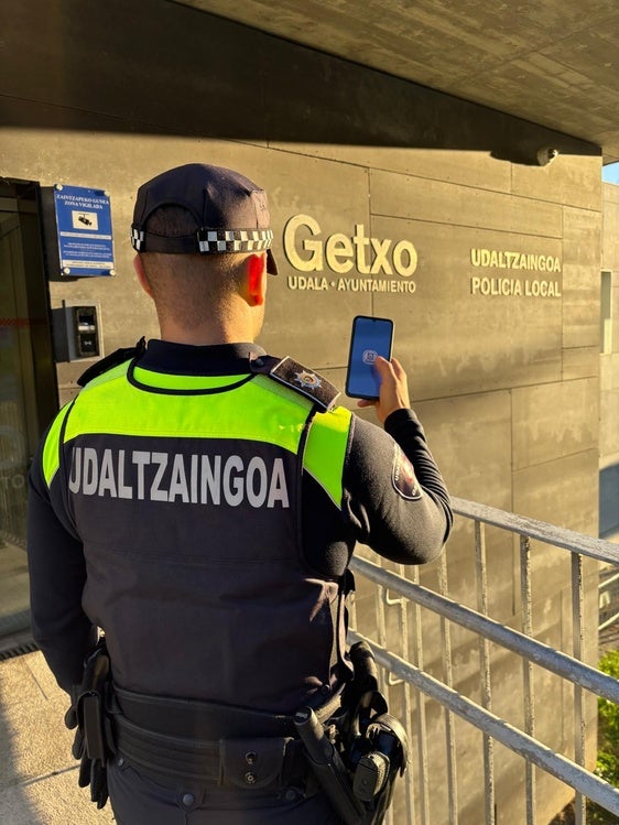 Un agente de la Policía Local de Getxo utiliza el móvil con la nueva aplicación.