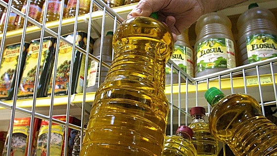 Este es el nuevo precio del aceite de oliva virgen extra en las marcas blancas de Mercadona y Eroski tras la última bajada