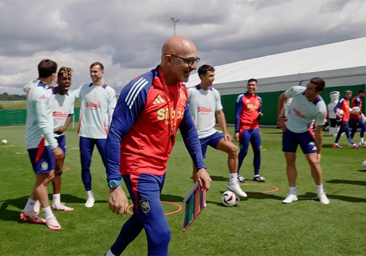 La divertida confusión de Luis de la Fuente entre Nico e Iñaki en un entrenamiento de España: «Quiere al bueno de los Williams»