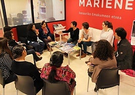 Imagen de archivo de una reunión en la Casa de las Mujeres de Basauri.