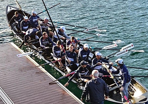 La 'Bou Bizkaia' se dispone a realizar su primera sesión preparatoria.